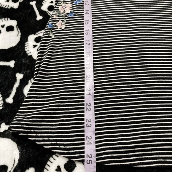 AMERICAN EAGLE Black and white striped floral embroidery tank top ~ XS SMALL tee - Picture 7 of 14